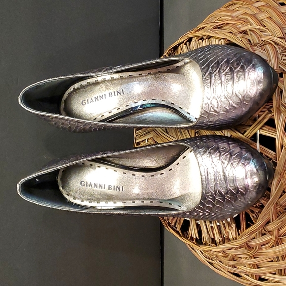 👠 Gianni Bini Silver Sequin Stiletto Heels 8.5M and 4.5 in heels - Picture 3 of 8